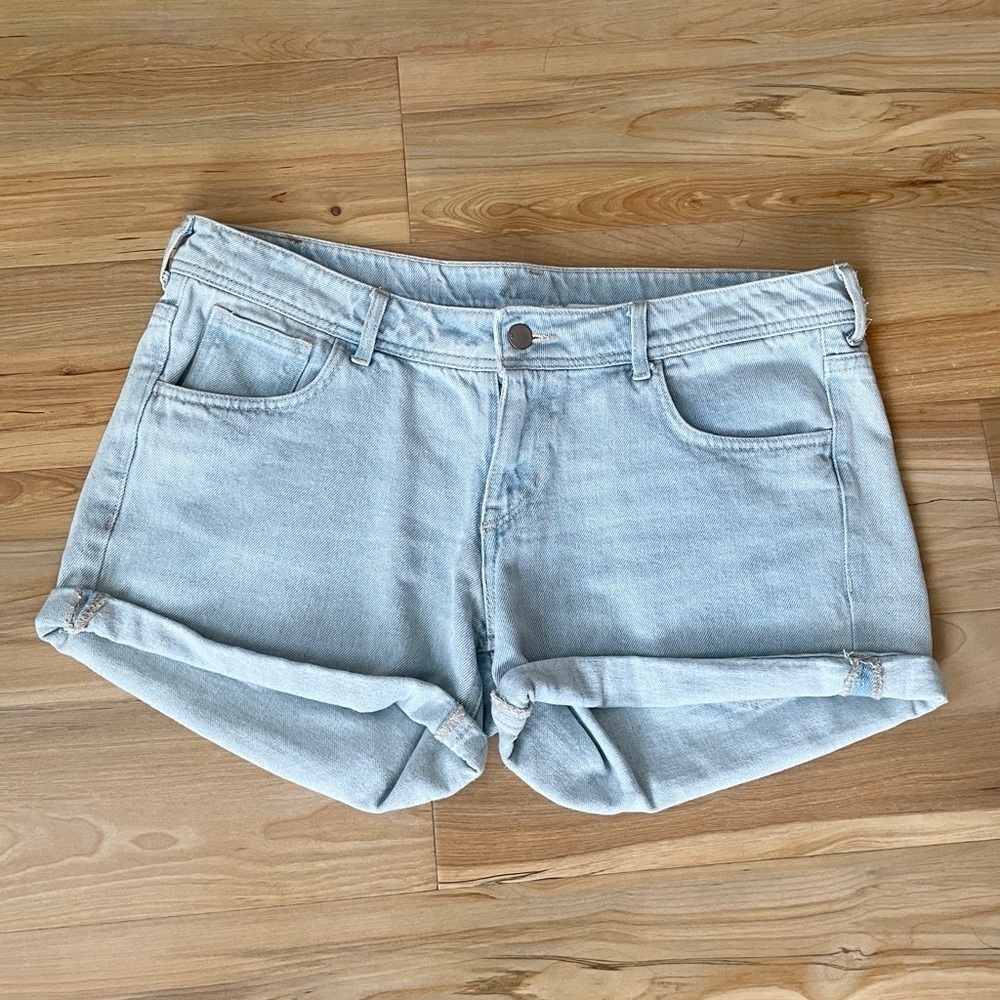 H&M skinny low waist white wash denim shorts
